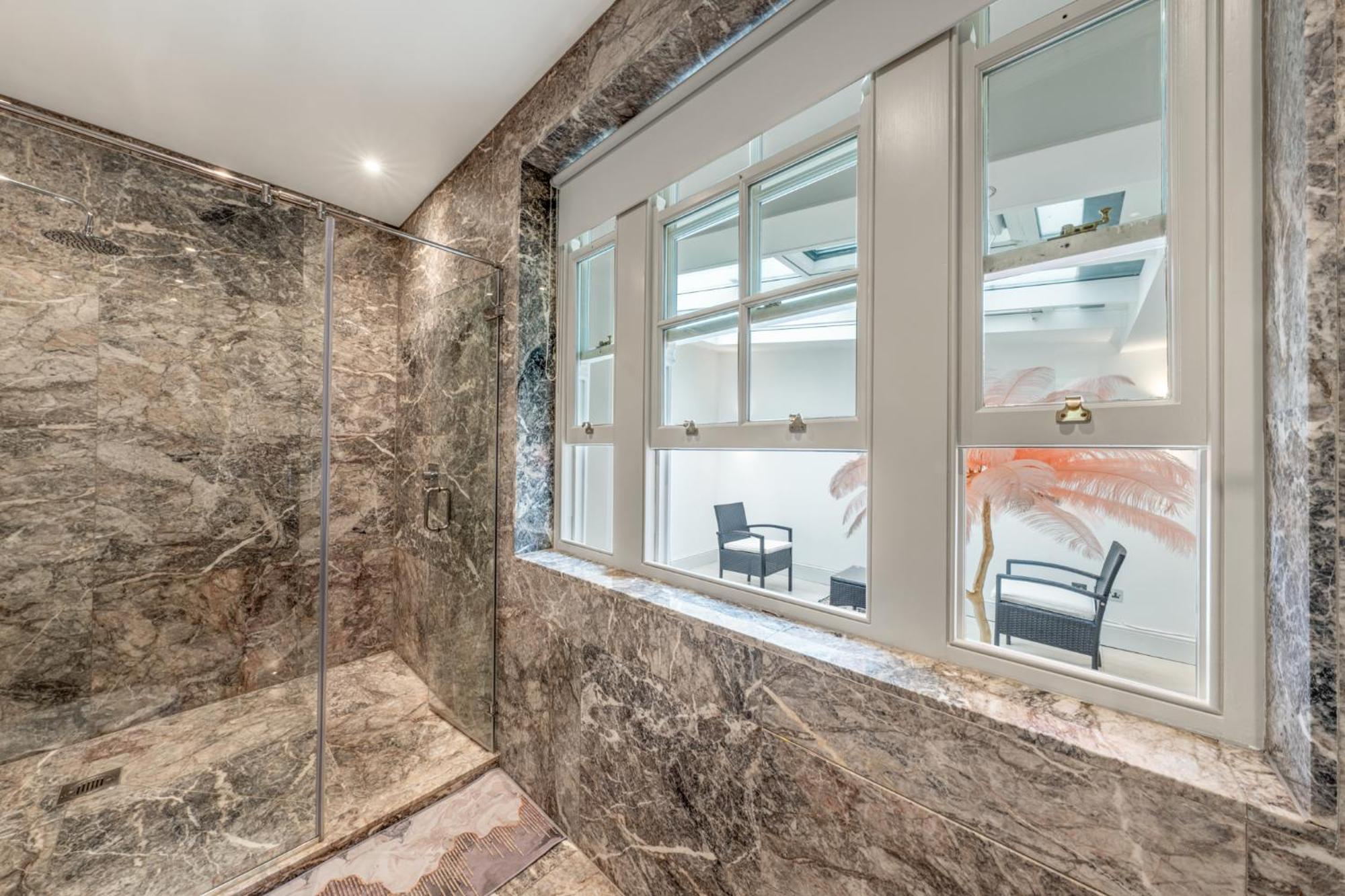 250 Sqm Mega Mansion Londra
