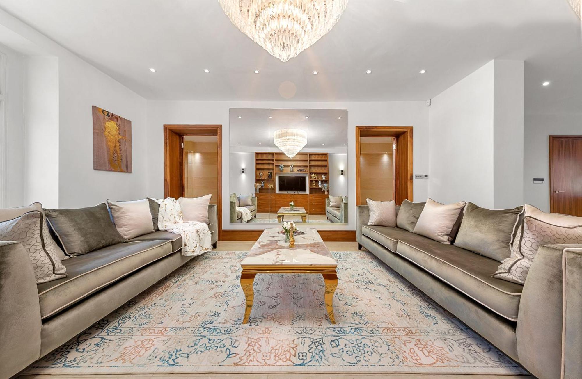 Appartamento 250 Sqm Mega Mansion